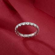 Éternelle Majesté Moissanite Band on a red background